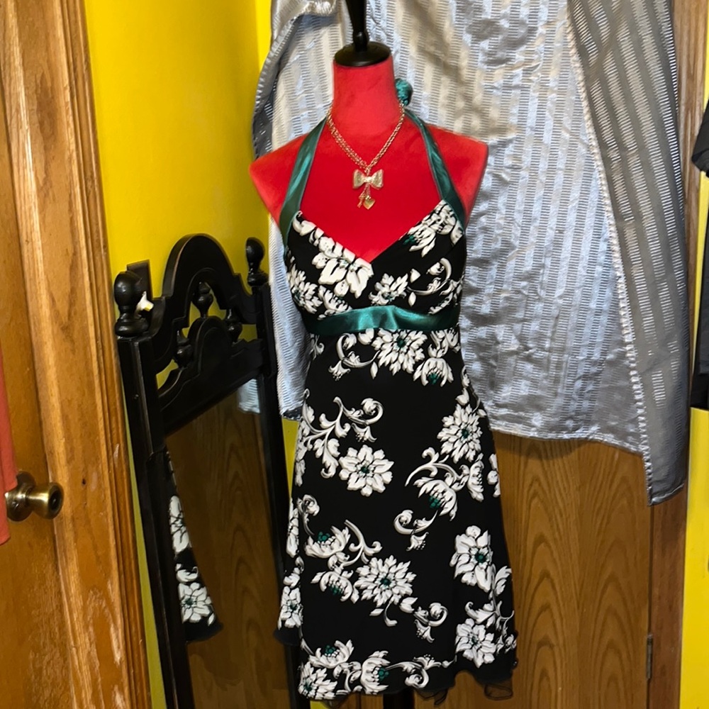 Ruby tic size medium halter dress built in bra lining with ruffles
